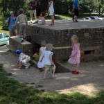 {UIT} Shannon spelend met kindjes in de bunker voor het kasteel